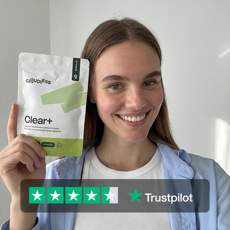 Femme avec le complément Cloudless Clear+ — l'approche de l'intérieur